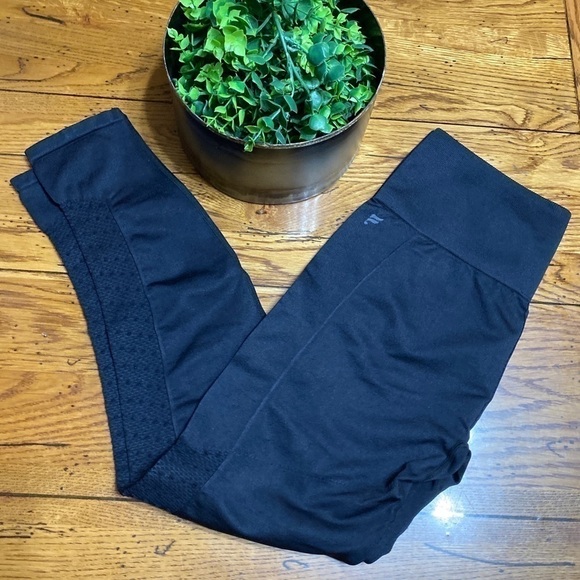 Fabletics Womens Sync High Waisted Perforated Leggings Medium? Black 24” Inseam. - Picture 9 of 10